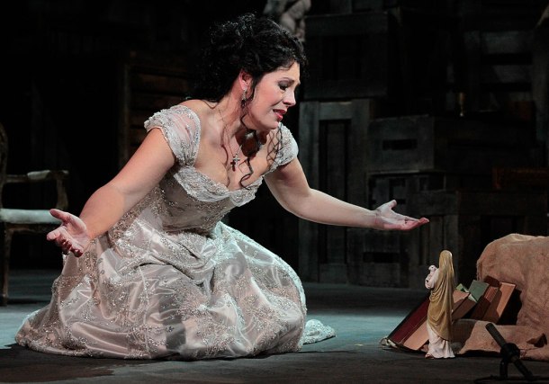 Tosca kneeling (Act 2)