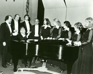 Roger_Wagner_at_piano_with_LAMC_members_circa_1965