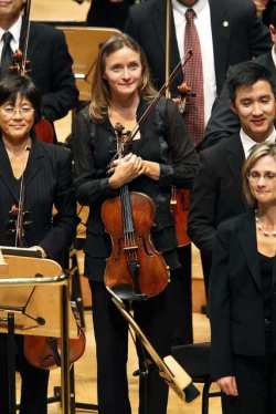 Violist Carrie Dennis of the Los Angeles Philharmonic performing November 5, 2010 at the Disney Concert Hall. (Kirk McKoy / Los Angeles Times)